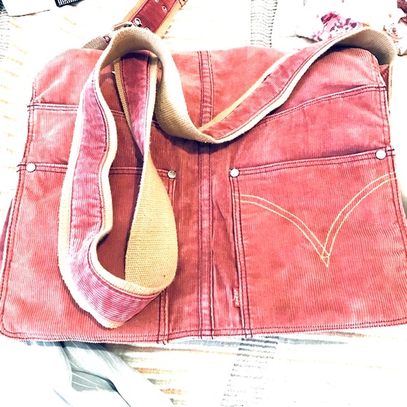 Levi's Handbags - 💕HOST PICK”💕Levi’s crossbody